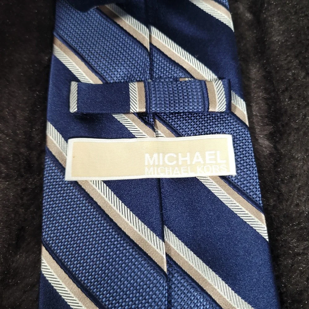 Michael Michael Kors Mens Silk Necktie Navy Blue Tan Striped Silk Tie RN 121148